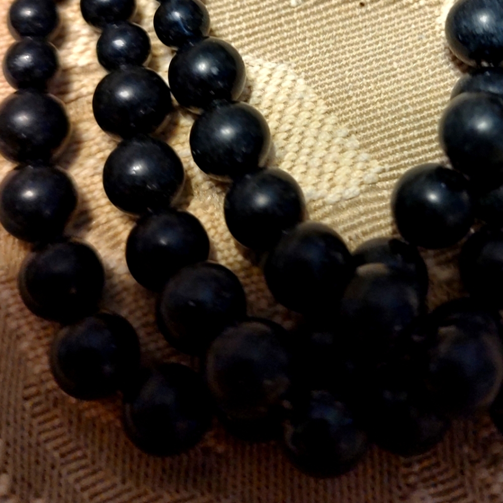 🖤 Classic Elegant Vintage Black Layered Beaded Necklace - Picture 6 of 7